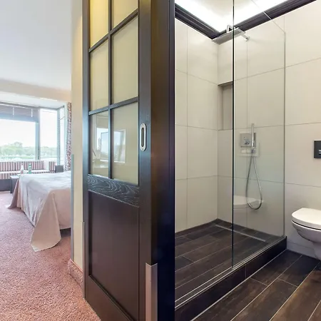 Radisson Blu Senator Hotel, Lübeck Exterior foto A sliding door in a hotel room